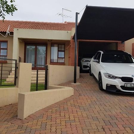 Plush Private Home Polokwane Esterno foto