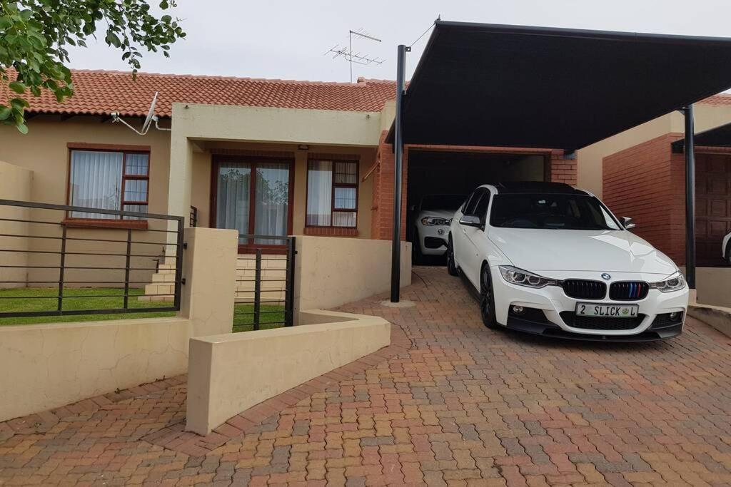 Plush Private Home Polokwane Esterno foto