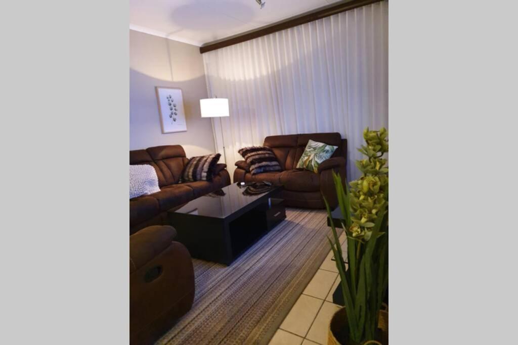 Plush Private Home Polokwane Esterno foto